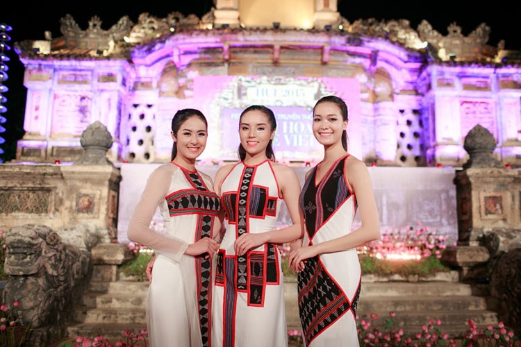 Trong khuôn khổ Festival nghề truyền thống Huế 2015, đêm thời trang hội tụ bản sắc châu Á vừa diễn ra tại Bia Quốc học Huế với sự tham gia của 14 nhà thiết kế đến từ 7 quốc gia, mang đến nhiều giá trị và tinh hoa bản địa.